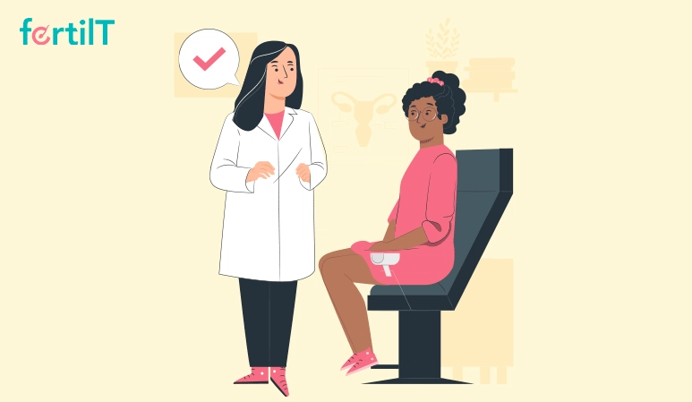 Doctora haciendo exámen físico a mujer embarazada