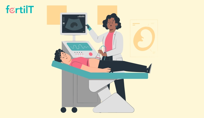 Médico ginecóloga haciendo ecografía a mujer embarazada