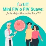 Especialista conversando con pareja de jóvenes sobre la mini FIV